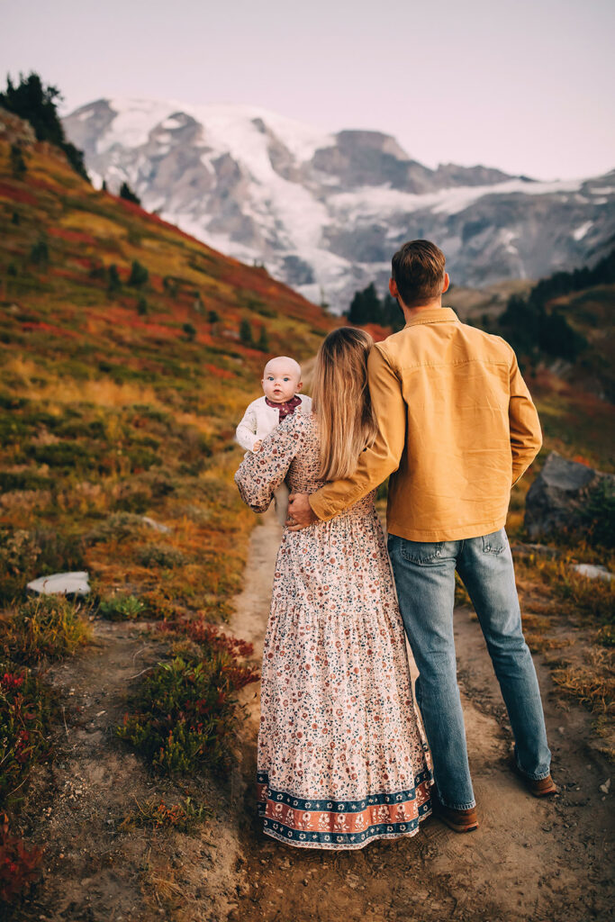 Family photoshoot overlooking the mountains of Mt.Rainier